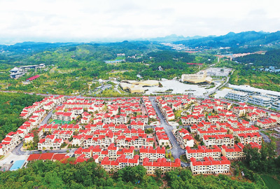贵州省平塘县克度镇星际家园景色优美,建设面貌一新(2019年7月24日无人机拍摄)。在西部大开发的战略指引下,当地干部群众努力拼搏,改变了贫穷落后的面貌,过上了好日子。 新华社记者 杨文斌摄
