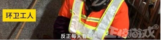 流浪汉没钱买手机,改造电话亭蹭网打游戏,网友:不要惹程序员!