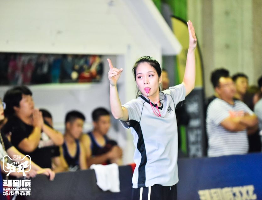 美女裁判元媛媛现身哈尔滨赛场
