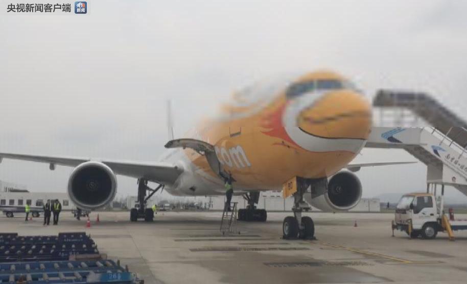 惊险!一架泰国飞机降落南京机场过程中遭雷击