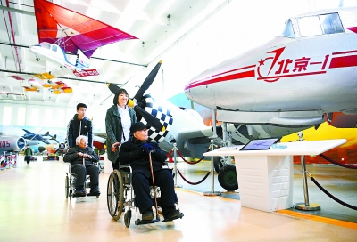 在北京航空航天博物馆的展厅里，文传源和老伴儿易正本在学生和家人的陪伴下参观各型飞机，这些无比熟悉的机型让他回忆起几十年的峥嵘岁月。