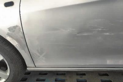 车被撞对方全责修理时为何不能换新车门？保险公司：未达更换标准