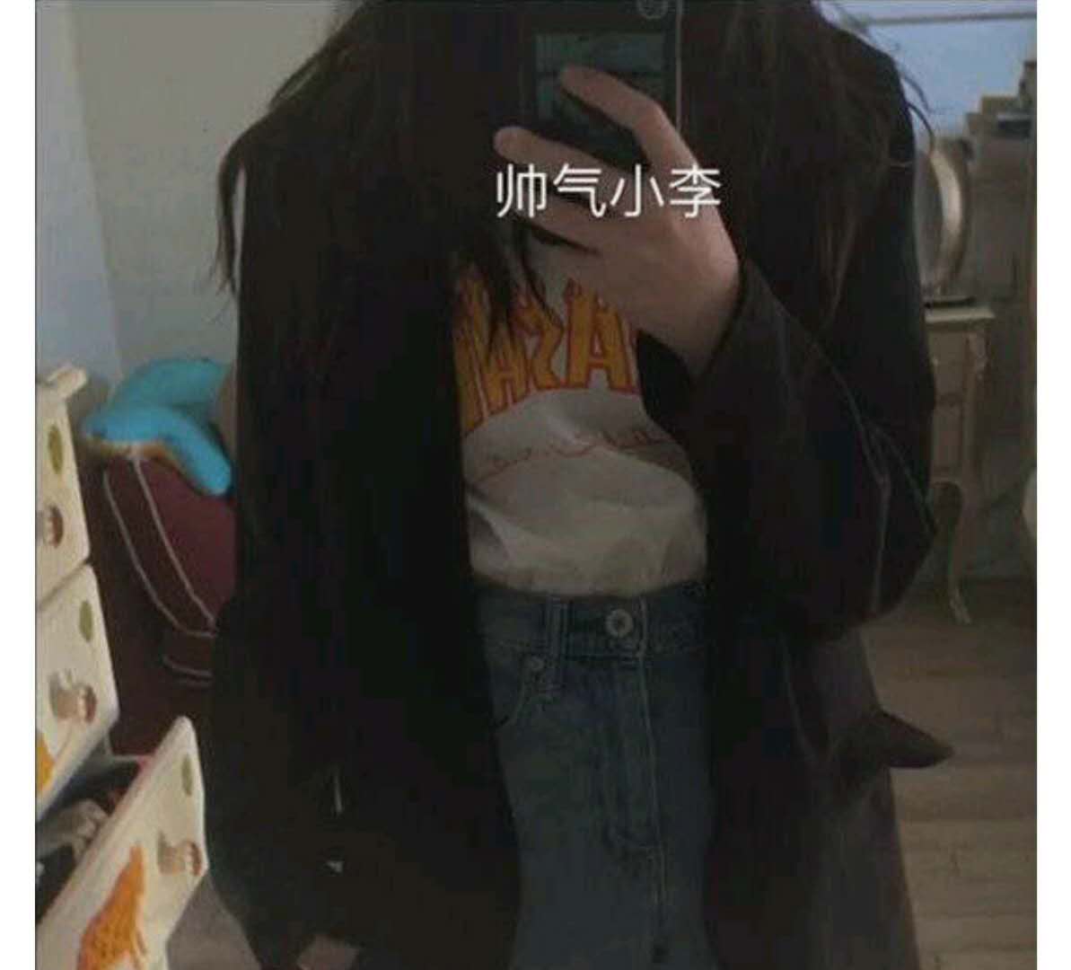 12岁李嫣晒和闺蜜合照坐姿豪迈,这打扮太成熟像多多!