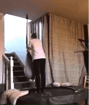 我这一棒子下去居然没有打碎 动图 小姐姐摔疼了么