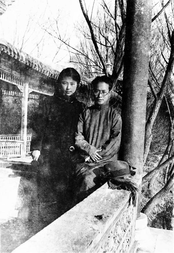 1934年编辑天津《大公报》副刊的沈从文与夫人张兆和。