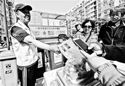 八里庄试点分类垃圾袋印二维码