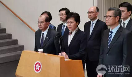 香港特首林郑月娥（中）与政务司司长张建宗（左）和财政司司长陈茂波（右）会见媒体。杨升/摄