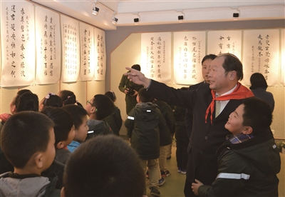 彭玉香书写《毛泽东诗词》书法展反响热烈