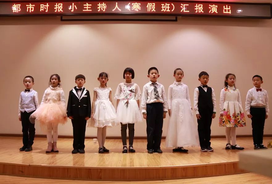 跟名主播学当小主持、与土土一起歌唱，现在报名试听还能抽大奖！