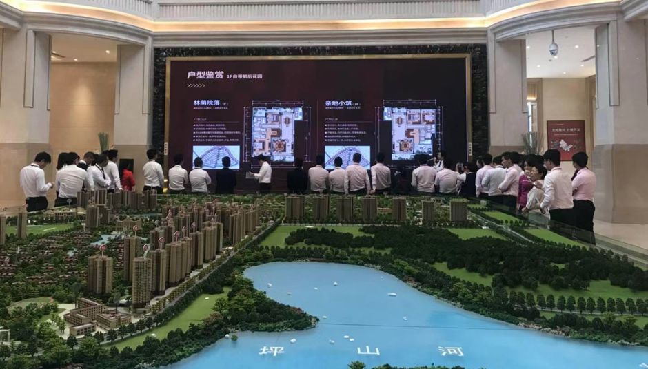 大亚湾某大型项目售楼处内,中介人员人头攒动,但前来购房者无几 每经记者 甄素静 摄