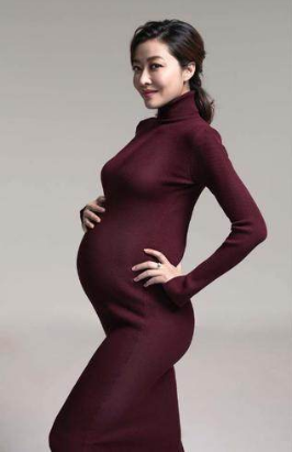 沈腾老婆首曝光巨肚孕照，网友：娱乐圈终于有个正常孕妇！
