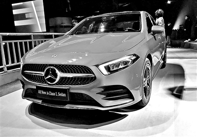 北京奔驰前驱车工厂下线长轴距A级轿车