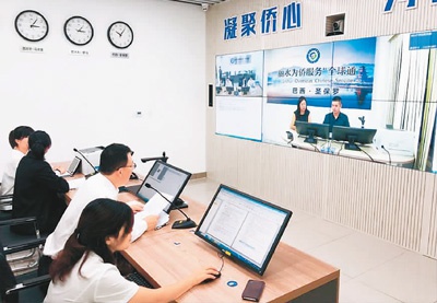 10月25日，浙江省丽水市为侨服务“全球通”平台开通，居住在巴西圣保罗的丽水青田人麻建媚成为该平台的首位受益者。图为工作人员为麻建媚在线办理银行公证业务。