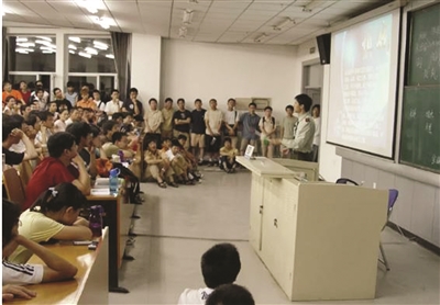 10万人选课！这老师把课讲成相声