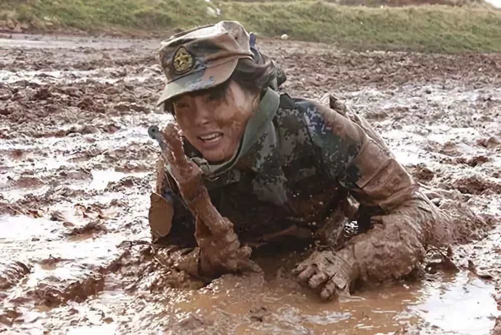 女特种兵穿内衣_特种兵火凤凰穿内衣照(2)