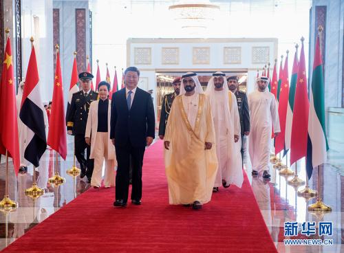 7月19日,中国国家主席习近平乘专机抵达阿布扎比,开始对阿拉伯联合酋长国进行国事访问。阿联酋副总统兼总理穆罕默德在机场为习近平举行迎接仪式。这是习近平和夫人彭丽媛在阿联酋副总统兼总理穆罕默德、阿布扎比王储穆罕默德陪同下前往检阅大厅。 新华社记者 李学仁 摄 图片来源:新华网