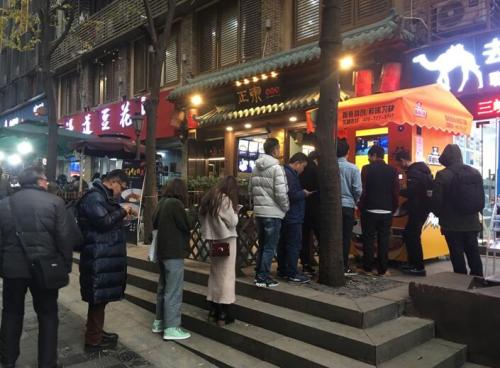 筷橙仙粉元旦亮相人气爆棚 无人餐饮撬动自动售货机刚需市场