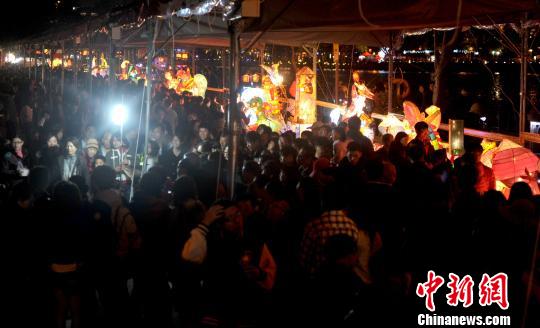 资料图:台湾高雄爱河沿岸举办的灯会吸引大批民众参观。<a target='_blank' href='http://www.chinanews.com/'>中新社</a>发 王东明 摄