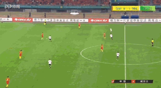 第21分钟,郜林回传失误,沃克斯断球后直塞给贝尔,贝尔单刀轻松破门