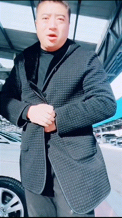 姑娘，别再喝了，我现在就送你回家。