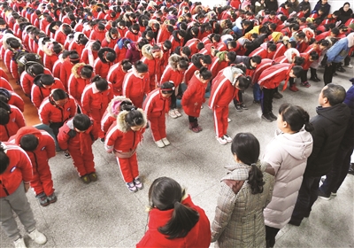 一句感恩话，一个鞠躬礼 连云港一小学别具一格开学