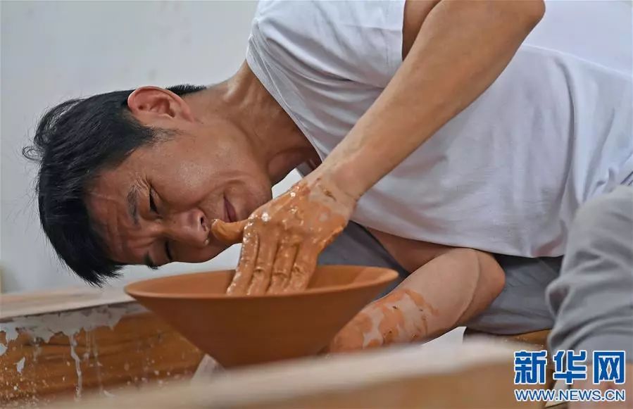 一名工匠在位于景德镇三宝国际瓷谷的工作室里制作陶瓷艺术品(2018年9月20日摄)。新华社记者 万象 摄
