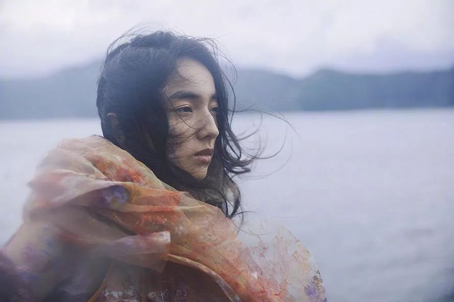 每刻美| 霓虹颓丧美少女 “雌雄同体”的英气长相让人过目不忘