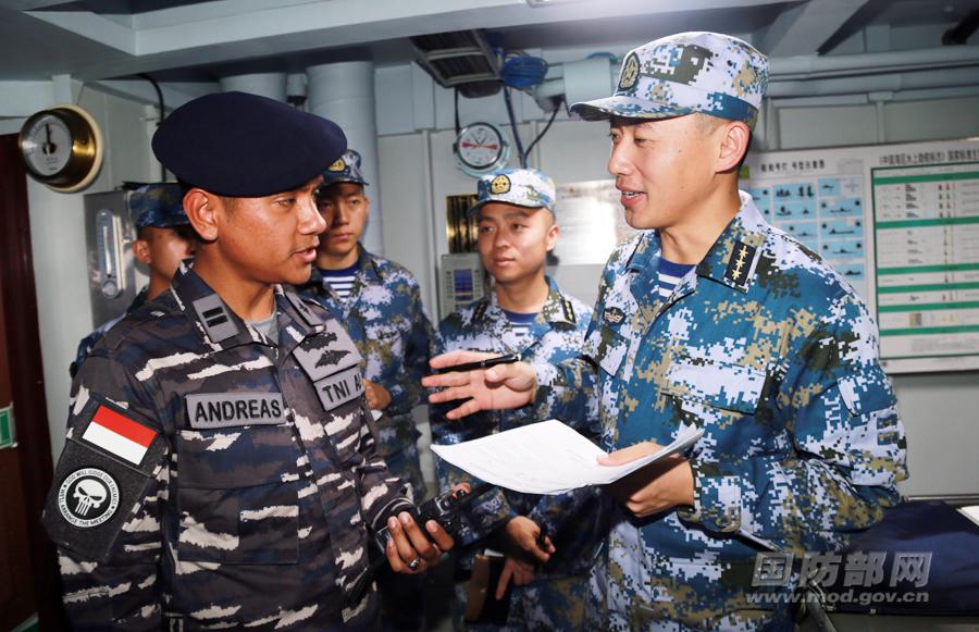 参演官兵与印度尼西亚海军联络员沟通。曾行贱 摄