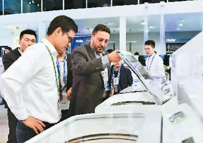2017年10月15日，参观者在广州举办的第122届广交会上参观国产家电产品。新华社记者 梁 旭摄