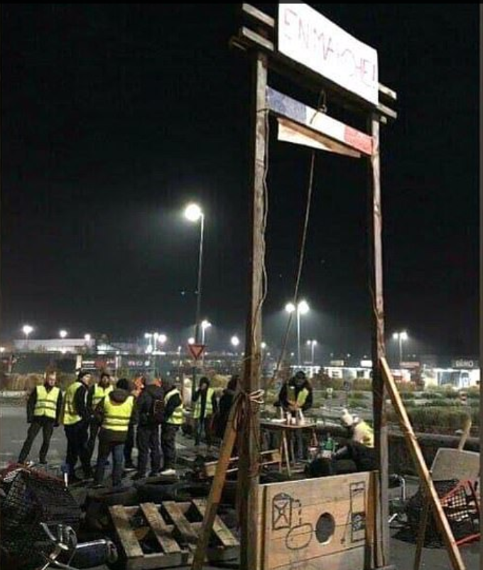 点击查看大图 巴黎民众在巴黎竖起断头台抗议路易十六 图源:社交媒体