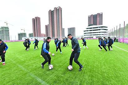全国中小学体育教师来青岛进行足球教练员培训