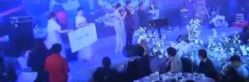 女子年会中11万只收到2万还被开除 法院：付全款