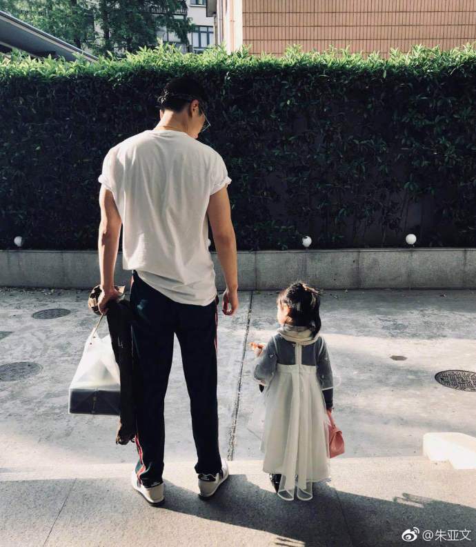 沈佳妮晒女儿画作为老公朱亚文庆生 祝福词恩