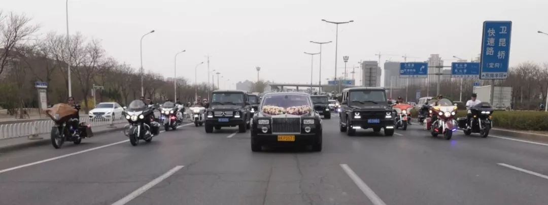 炸街了！天津一对新人结婚百辆豪车占了整条街，网友：堪比世界”豪车展“！