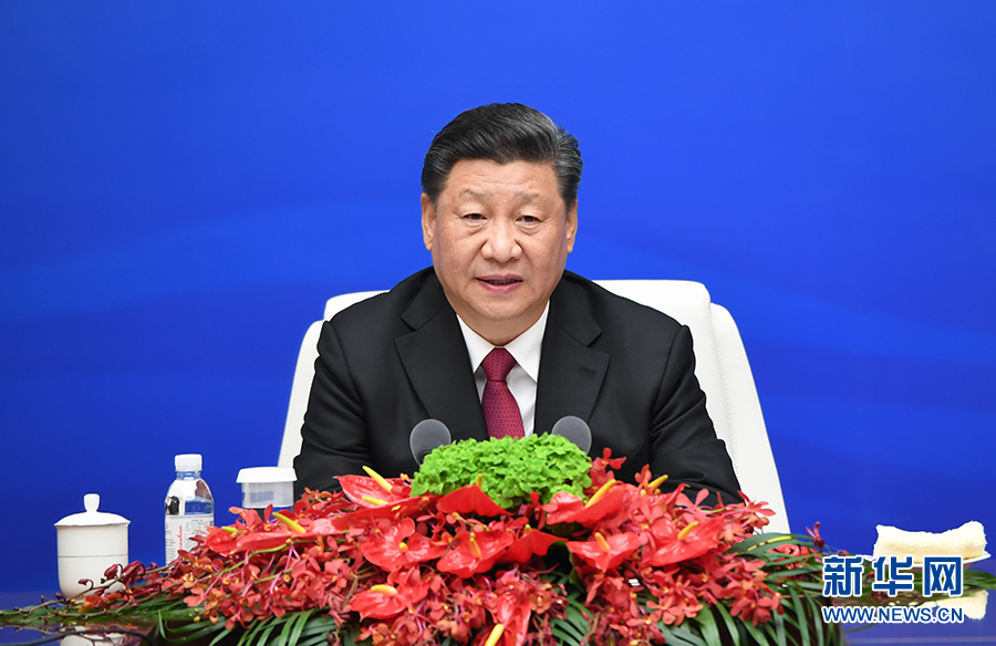 4月23日上午,国家主席、中央军委主席习近平在青岛集体会见应邀出席中国人民解放军海军成立70周年多国海军活动的外方代表团团长,代表中国政府和军队向出席活动的各国海军官兵表示热烈?#38431;?新华社记者 李刚 摄