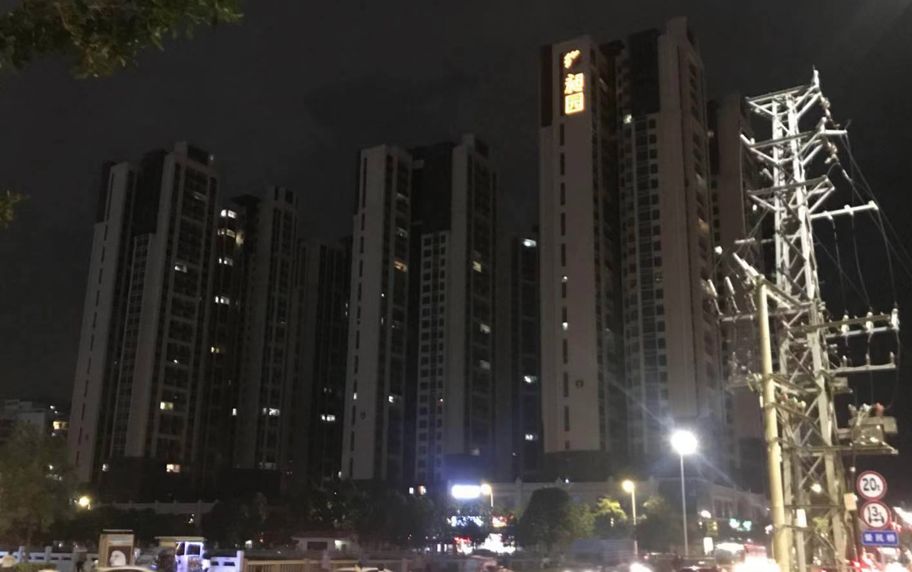 惠州高铁南站附近一大型社区,晚上灯火稀松 每经记者 甄素静 摄