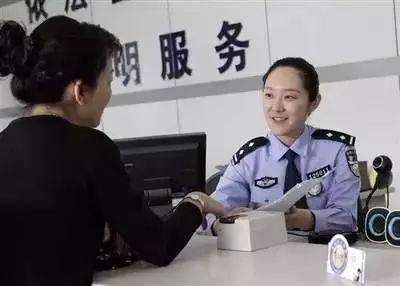 驾驶证换证只跑一次 杭州推出警医邮一站式服