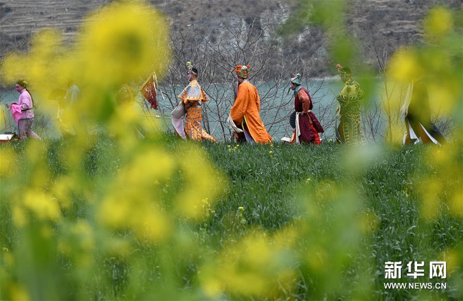 甘肃陇南：花灯戏展演迎元宵