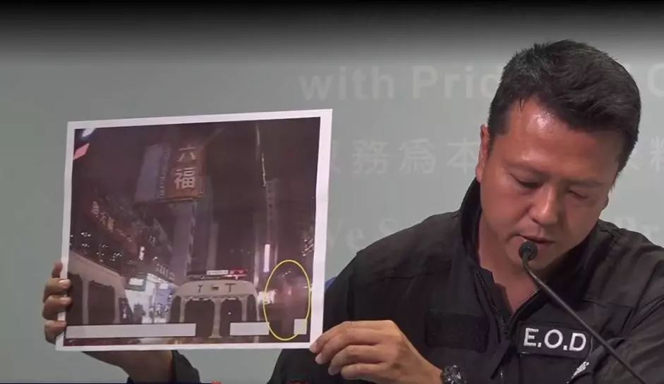 △香港警方展示遥控炸弹在警车附近爆炸的照片。（图片来源：港媒）