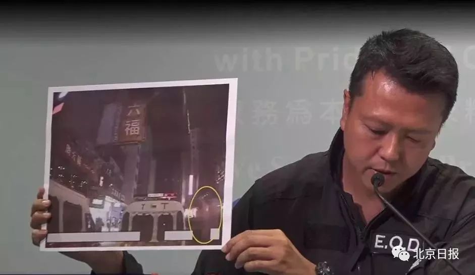 △香港警方展示遥控炸弹在警车附近爆炸的照片。