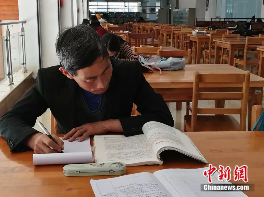 有梦想谁都了不起    中医学院园丁大叔躲角落看医书