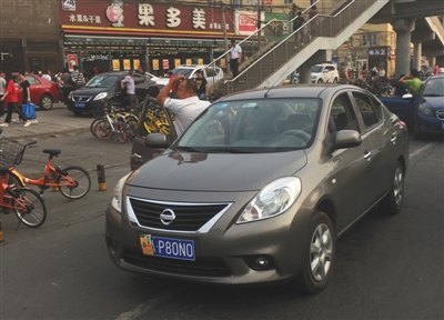 北京地铁周边非京牌车 “挤走”正规出租车