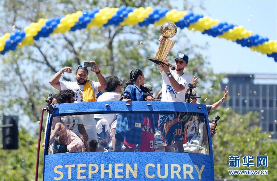 金州勇士队巡游庆夺冠