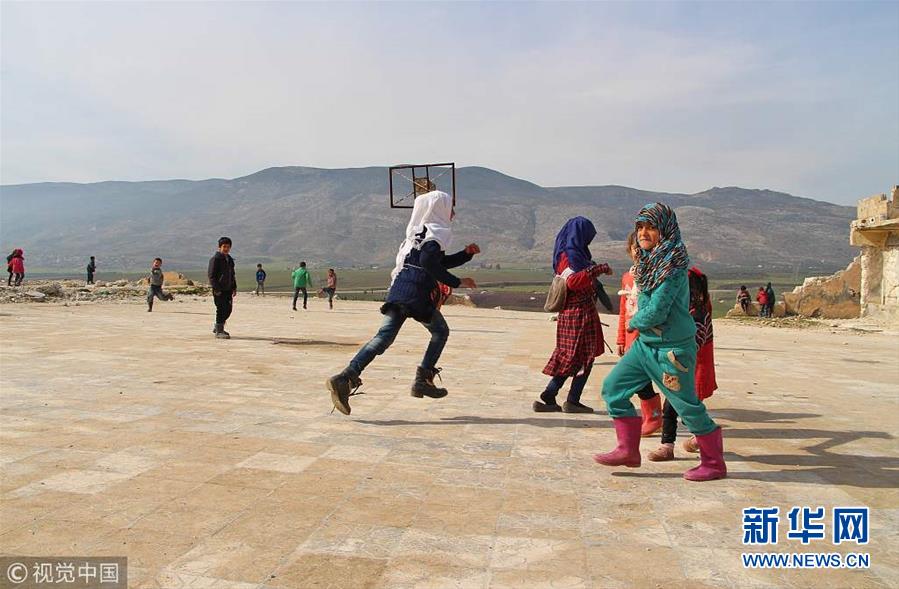 叙利亚学校遭战争破坏 孩子在断壁残垣中学习