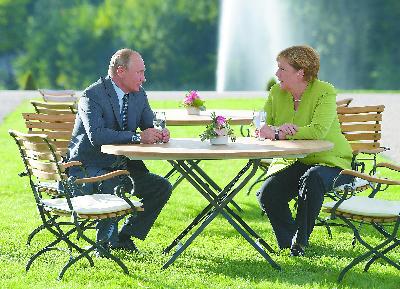 当地时间18日，德国总理默克尔在柏林以北小镇梅泽贝格与到访的俄罗斯总统普京举行会谈。