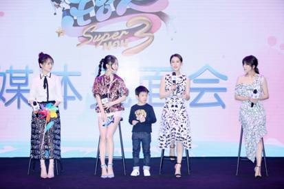 《妈妈是超人3》四大辣妈比美 黄圣依天鹅颈侧颜杀抢眼