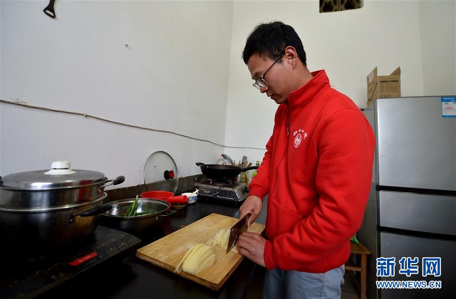 4月19日,河北省曲周县王庄科技小院的学生在做饭。新华社记者 王晓 摄