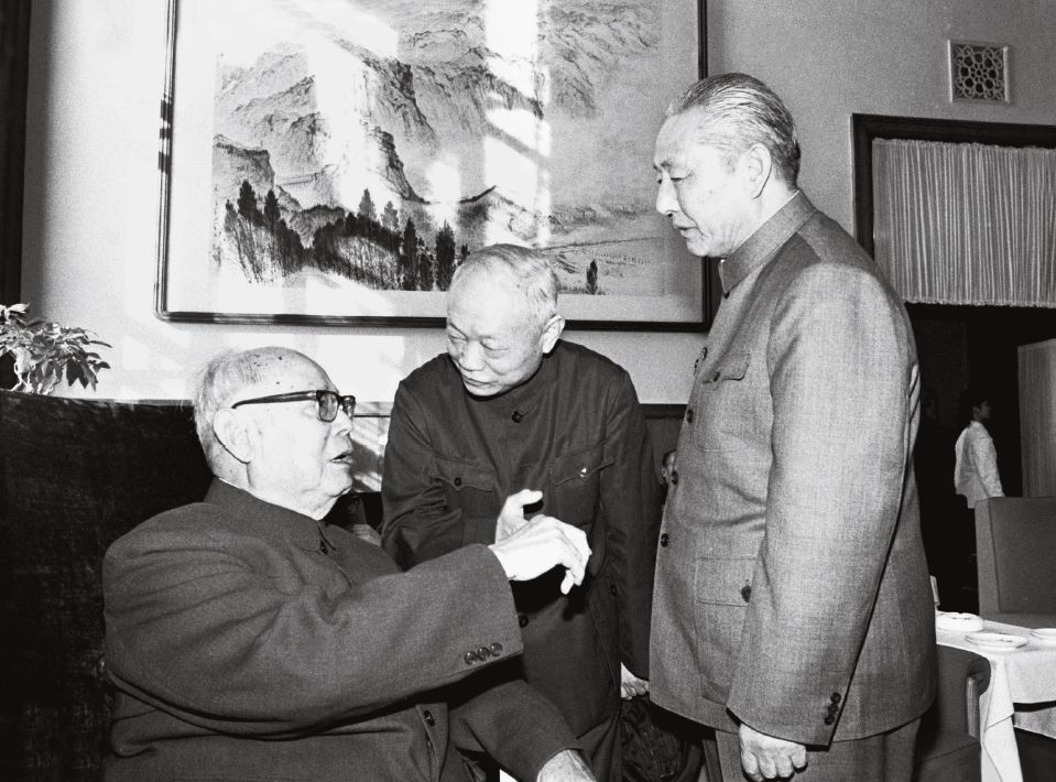 1978年,叶剑英(左)和习仲勋(右)等在人民大会堂。