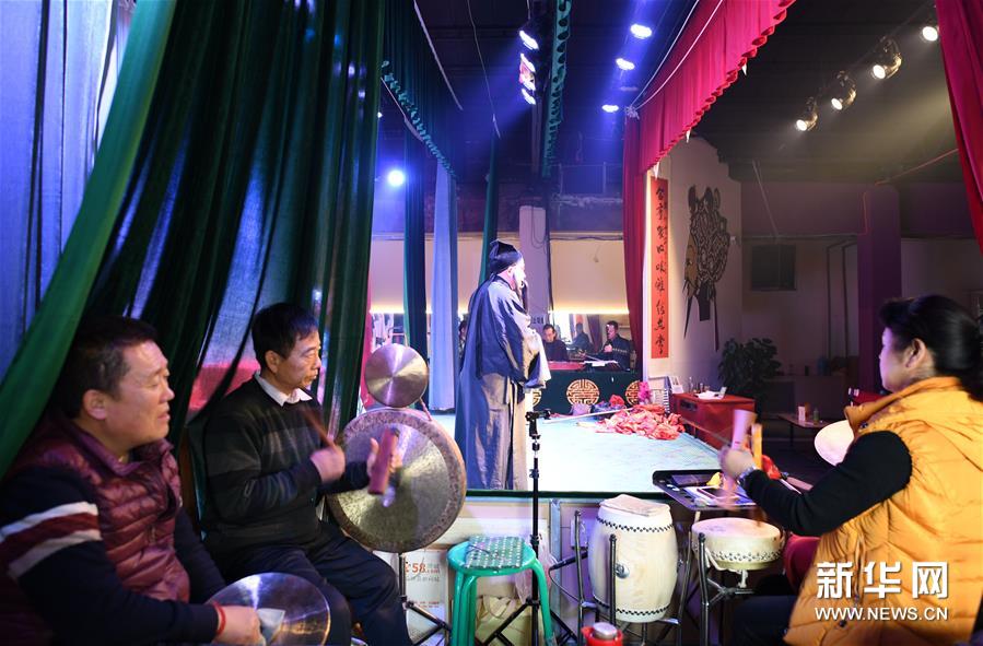 “小剧场”里以戏会友