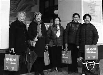 市民风雪中赶来领毛线献爱心